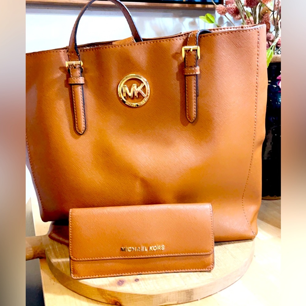 Brown Michael Kors purse and wallet Great Condition
